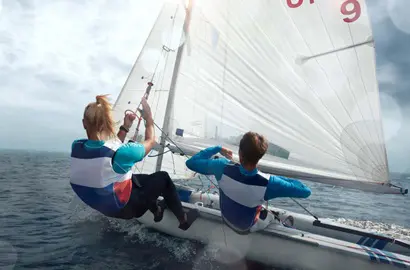 deux personnes faisant de la voile