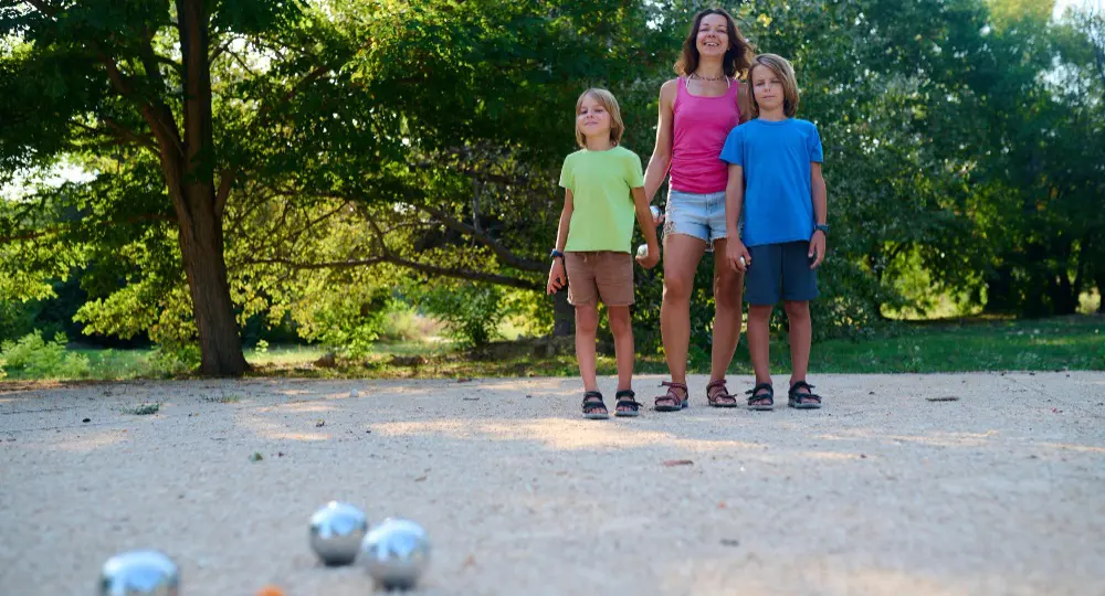une famille jouant à la pétanque