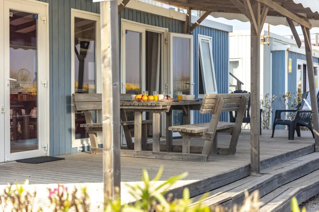 une terrasse de mobil-home