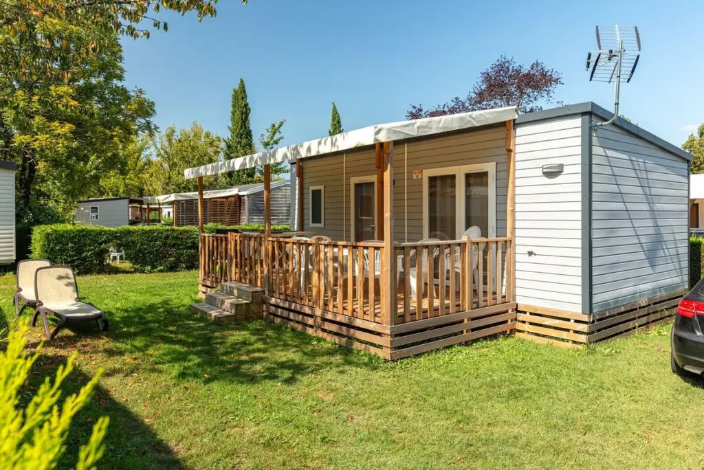 un mobil-home dans un camping