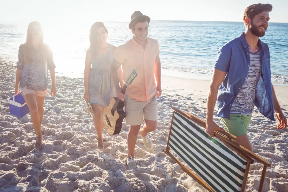 des amis ensemble à la plage