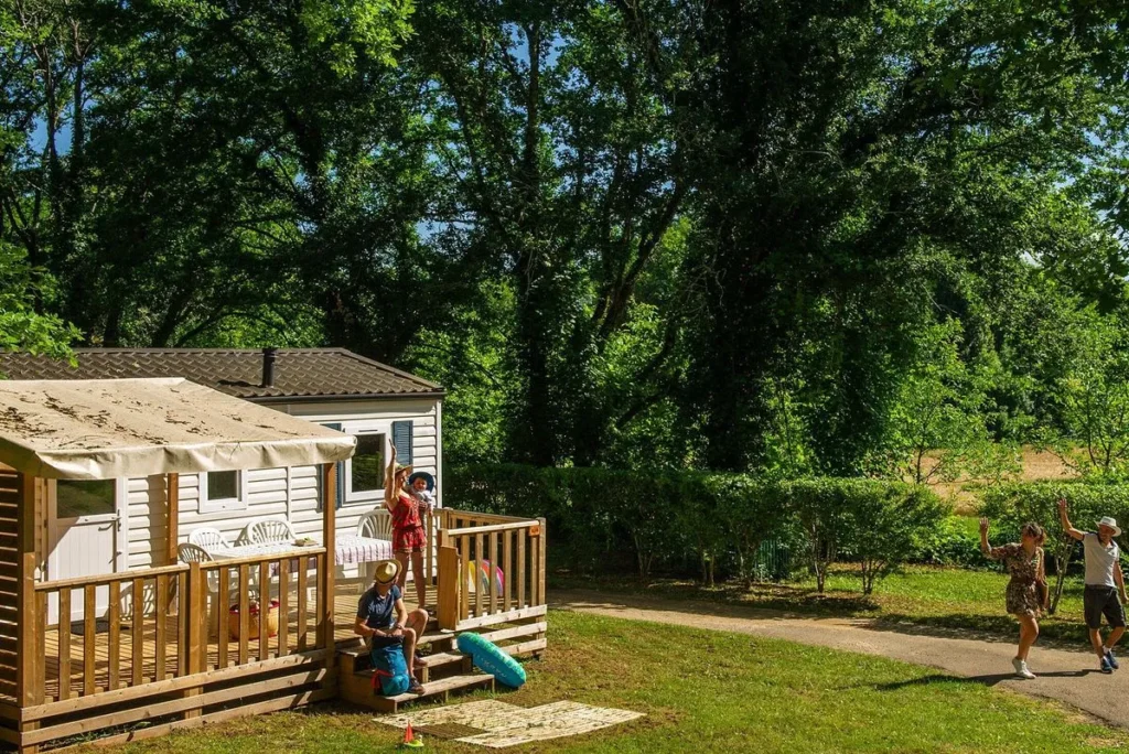 un mobil home sur un terrain
