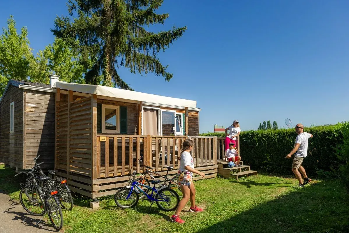 un mobil home en camping