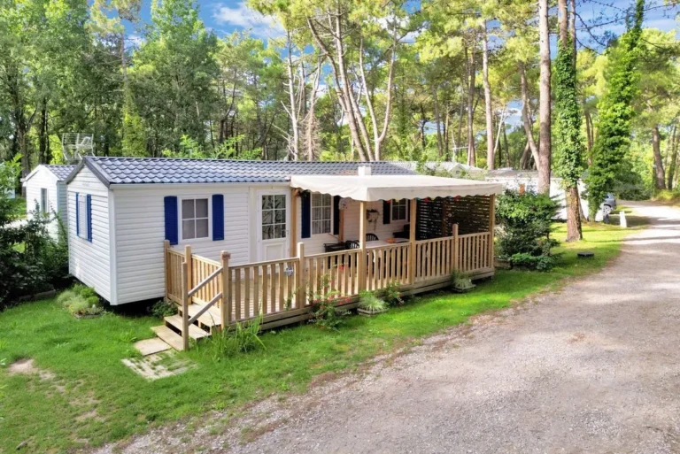 un mobil home dans un camping